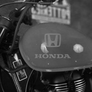 Наклейка на мотоцикл Honda logo